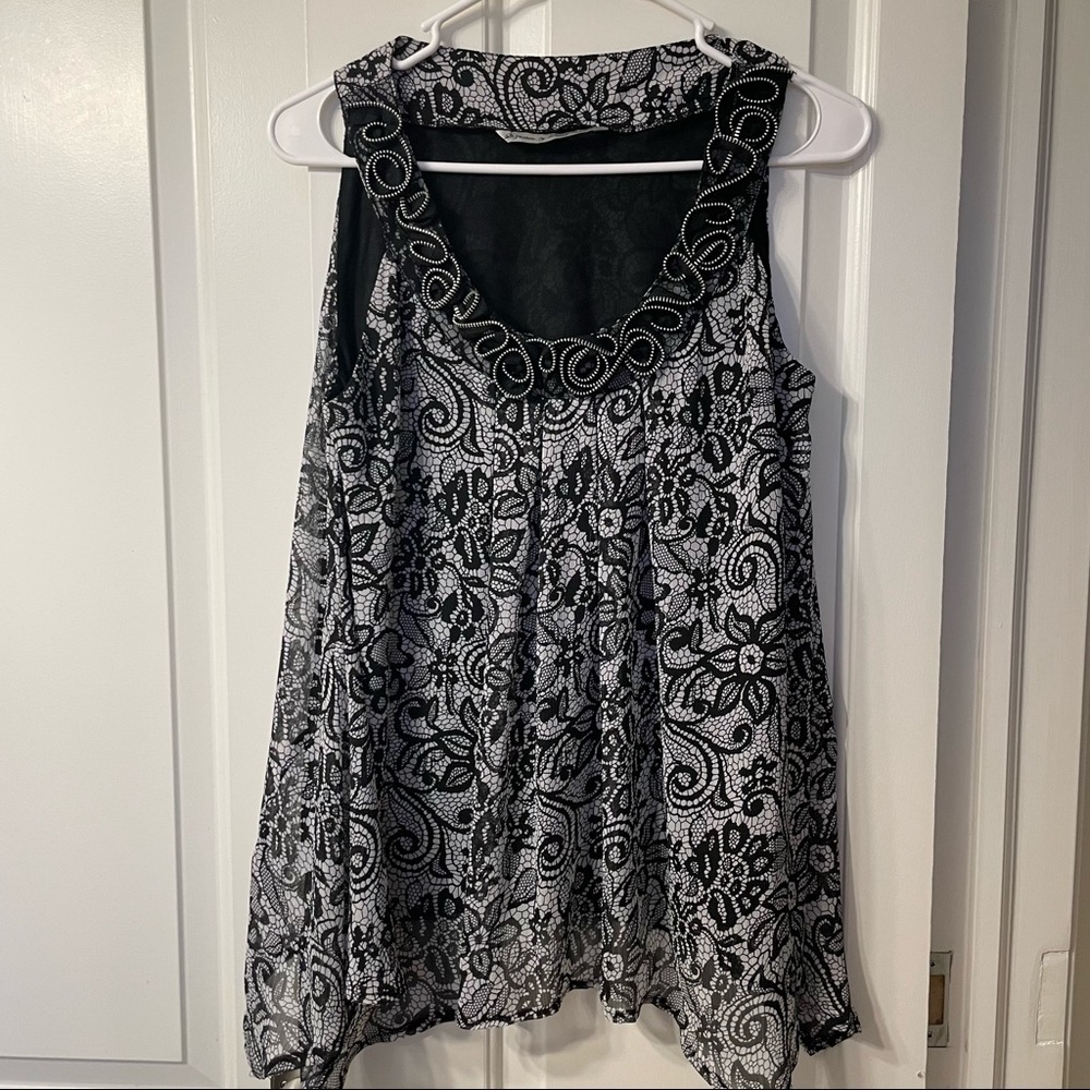Signature by Larry Levine Black Floral Tank Top with Scoop Neck.Size M